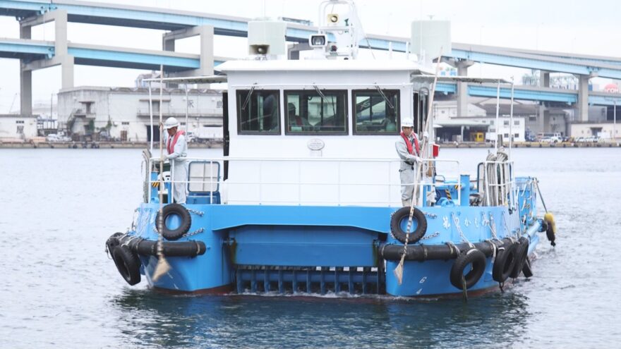 博多湾で活躍する清掃船