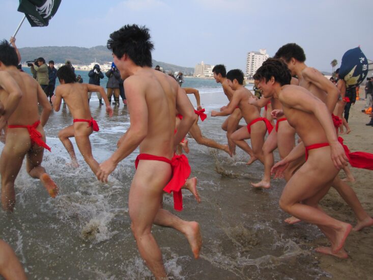 伝統行事の寒中水泳大会！