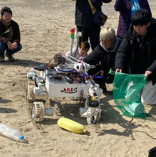 火星探査ロボット技術を海に応用！宇宙を目指す学生チームと子どもたちがビーチクリーン